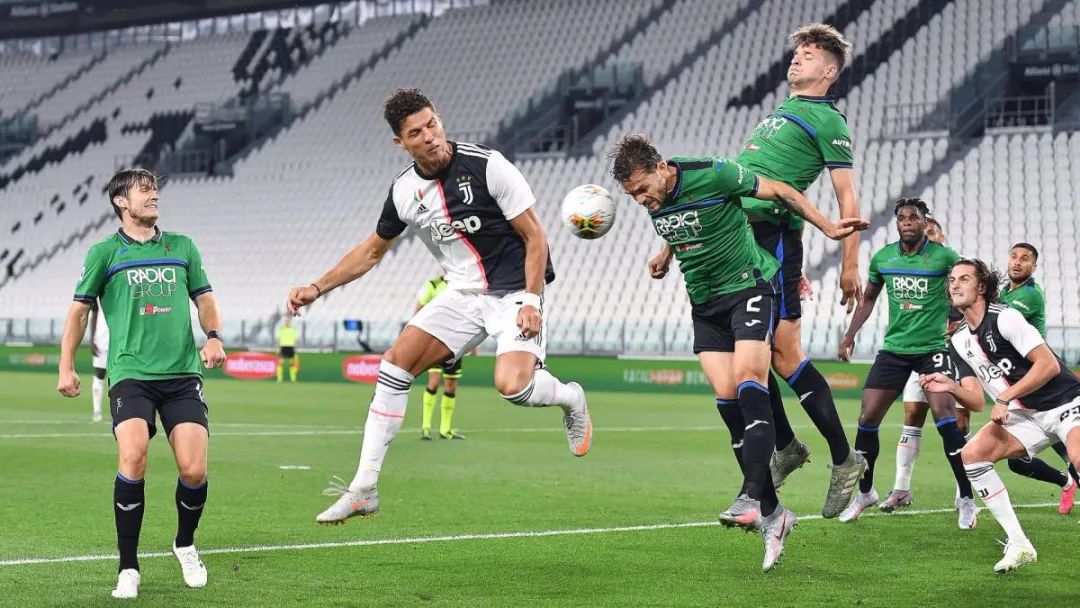 Atalanta B.C., která pozastavila Ligu mistrů, postoupila na třetí místo v Serie A